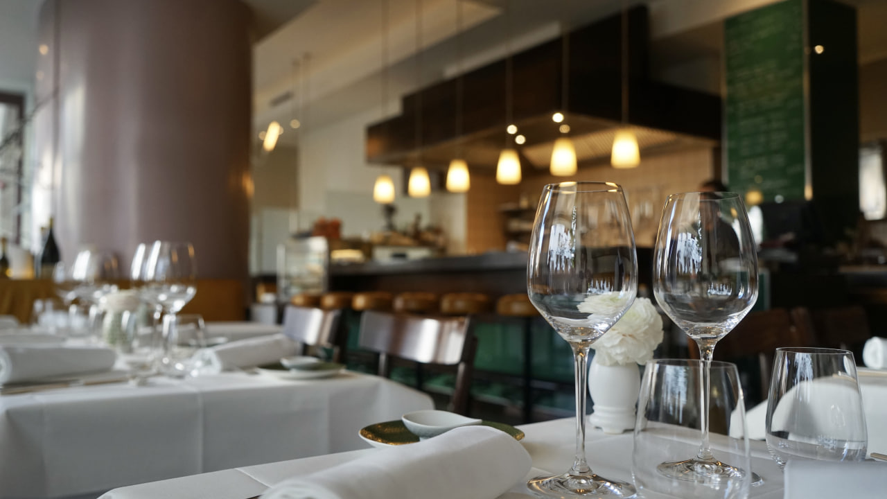 Gedeckter Tisch im Lois Stern Restaurant